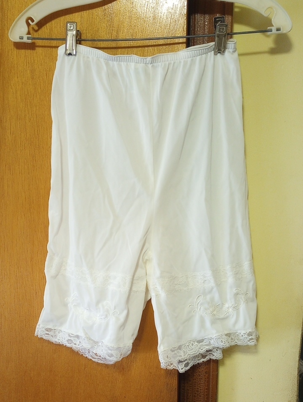Carol Brent Medium White Embroidered Nylon & Lace Vintage Divided Half Slip